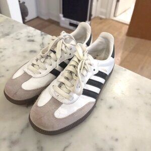 White and black sambas